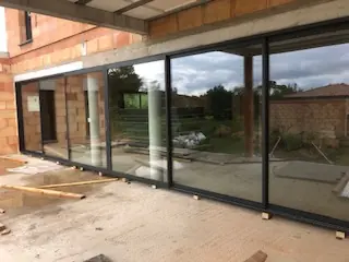 Baie vitrée aluminium noire sur maison neuve — Wineo France
