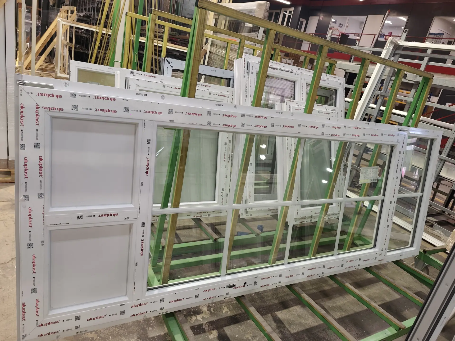 Fabrication d'une fenêtre PVC blanche dans l'atelier Wineo France