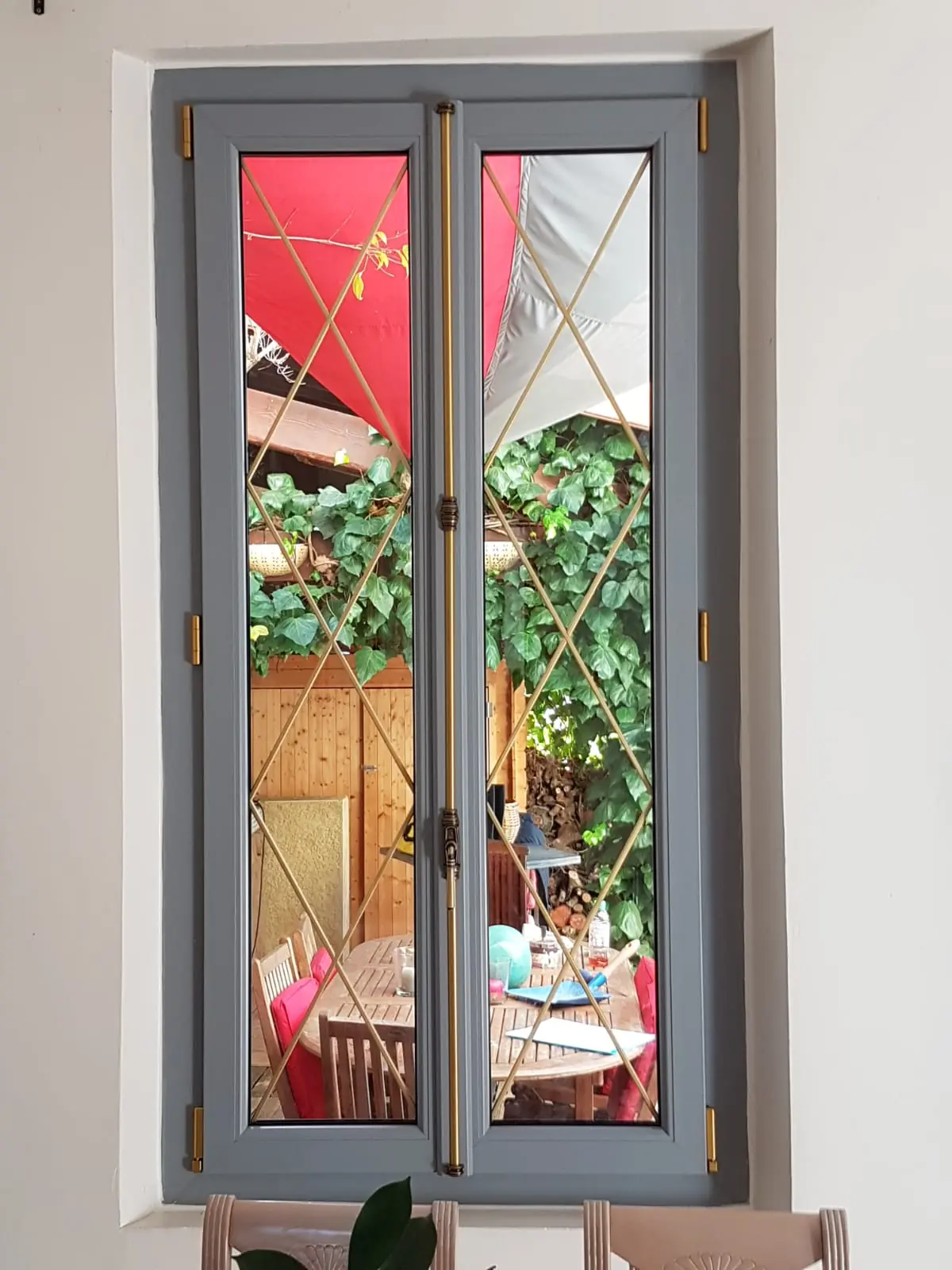 Fenêtre PVC grise à deux vantaux en rénovation — Wineo France