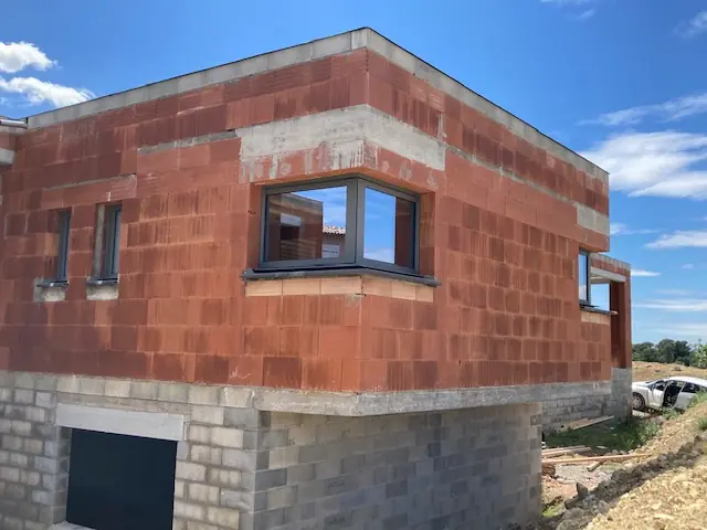 Fenêtre aluminium noire sur construction neuve — Wineo France
