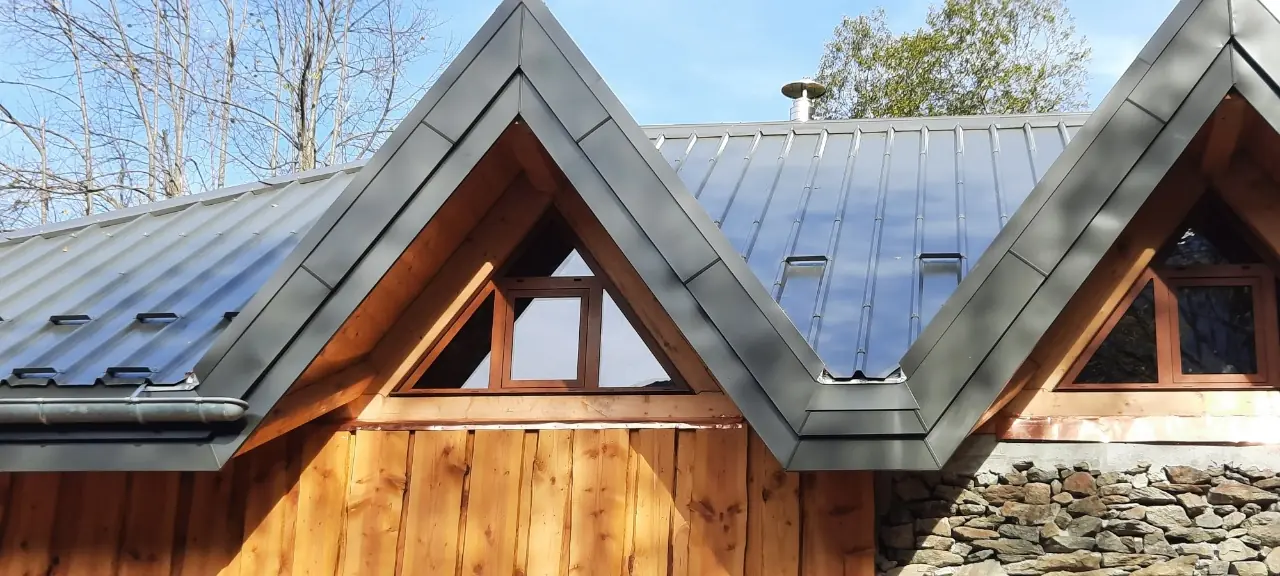 Fenêtres triangulaires sur façade de maison bois — Wineo France