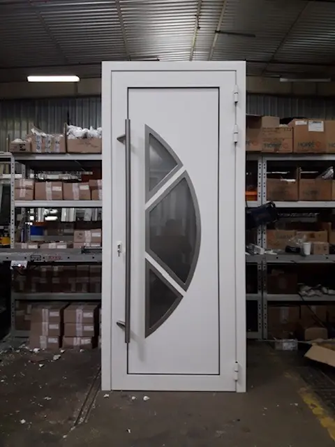 Porte d'entrée PVC blanche avec vitrage design — Wineo France