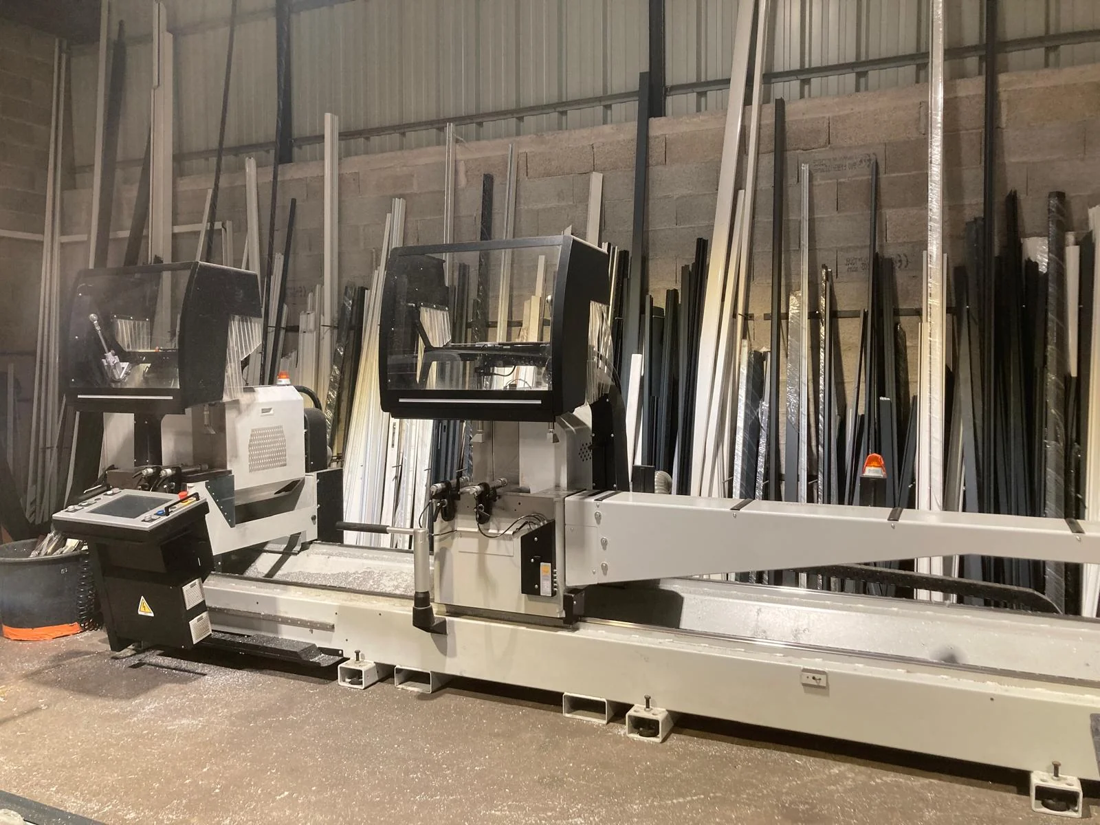 Atelier de fabrication de menuiseries Wineo France dans le Gard