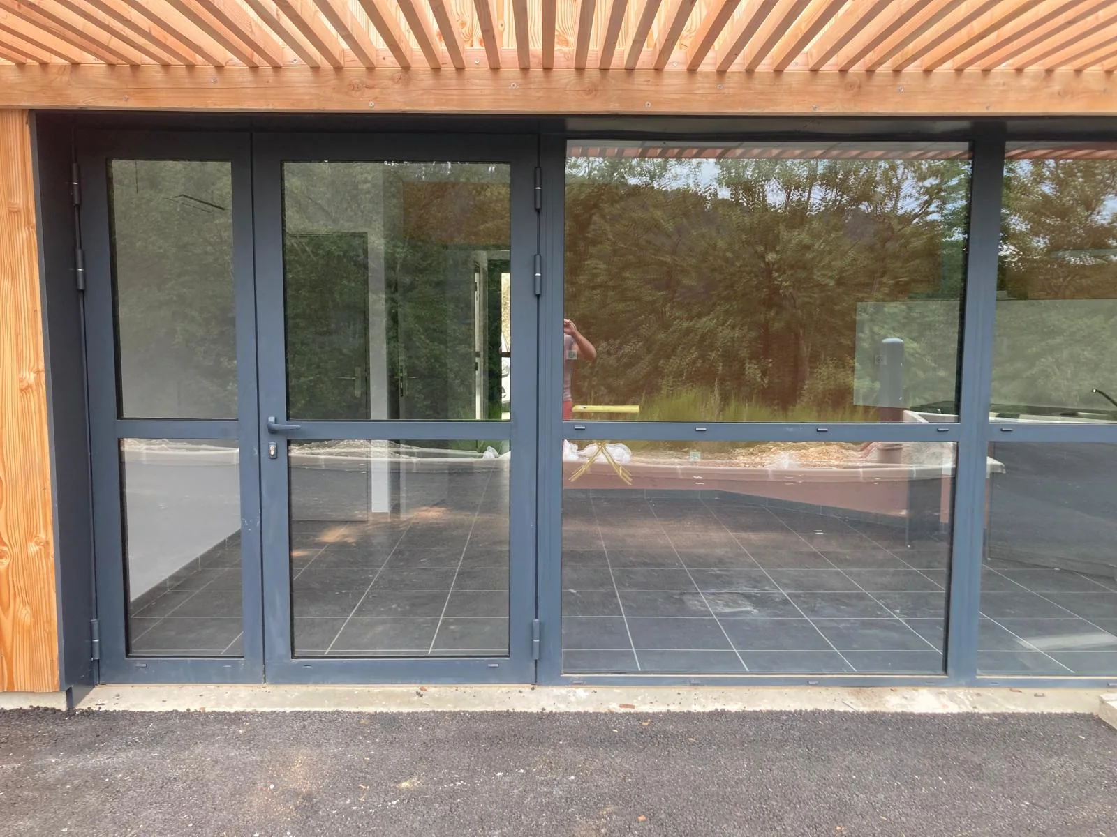 Ensemble vitré aluminium avec porte gris anthracite — Wineo France