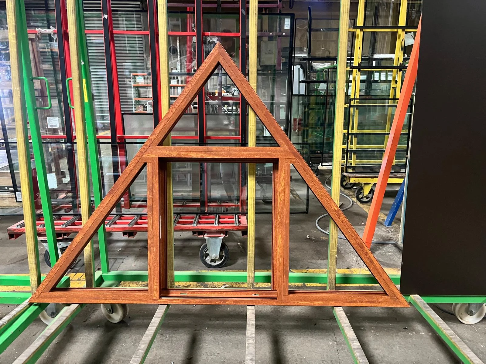 Fenêtre triangulaire sur-mesure fabriquée par Wineo France