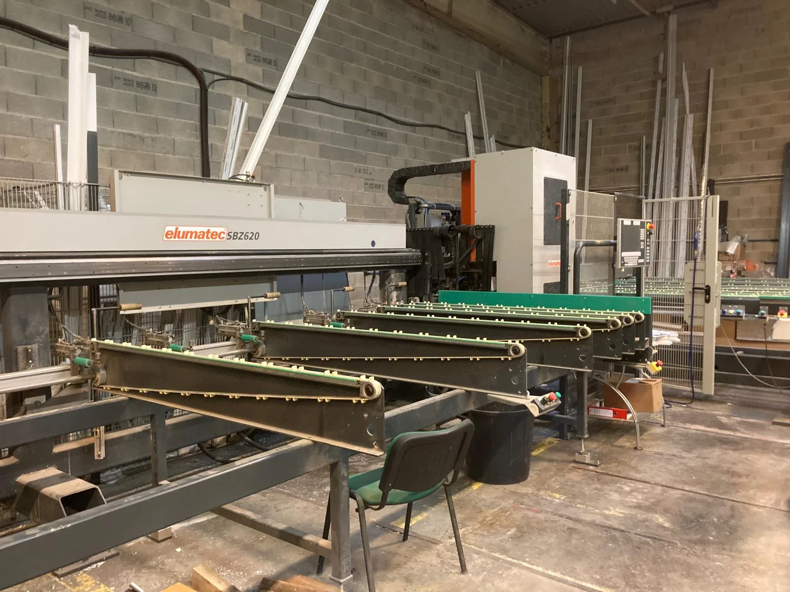 Machine d'usinage dans l'atelier de menuiserie Wineo France
