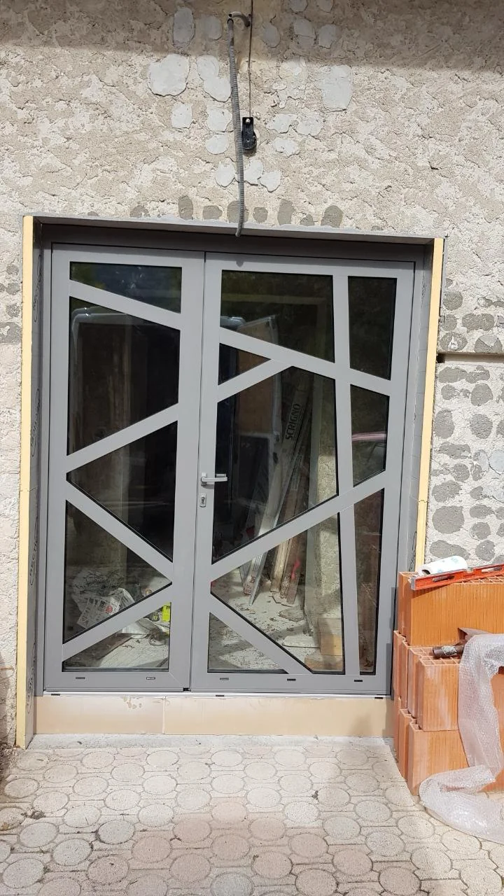 Porte d'entrée vitrée à motifs géométriques fabriquée sur-mesure par Wineo France