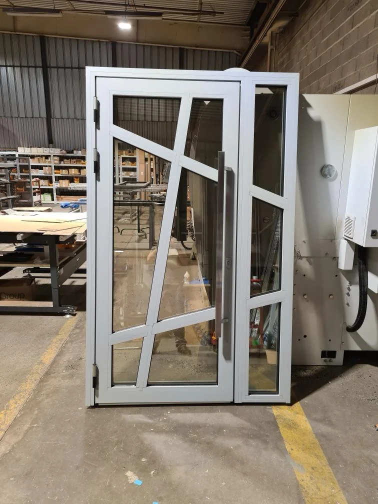 Porte vitrée à motifs géométriques en atelier — Wineo France